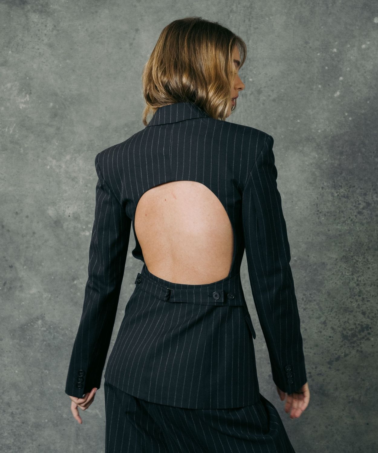 Der Cut-Out Blazer „Dark Navy Stripes“