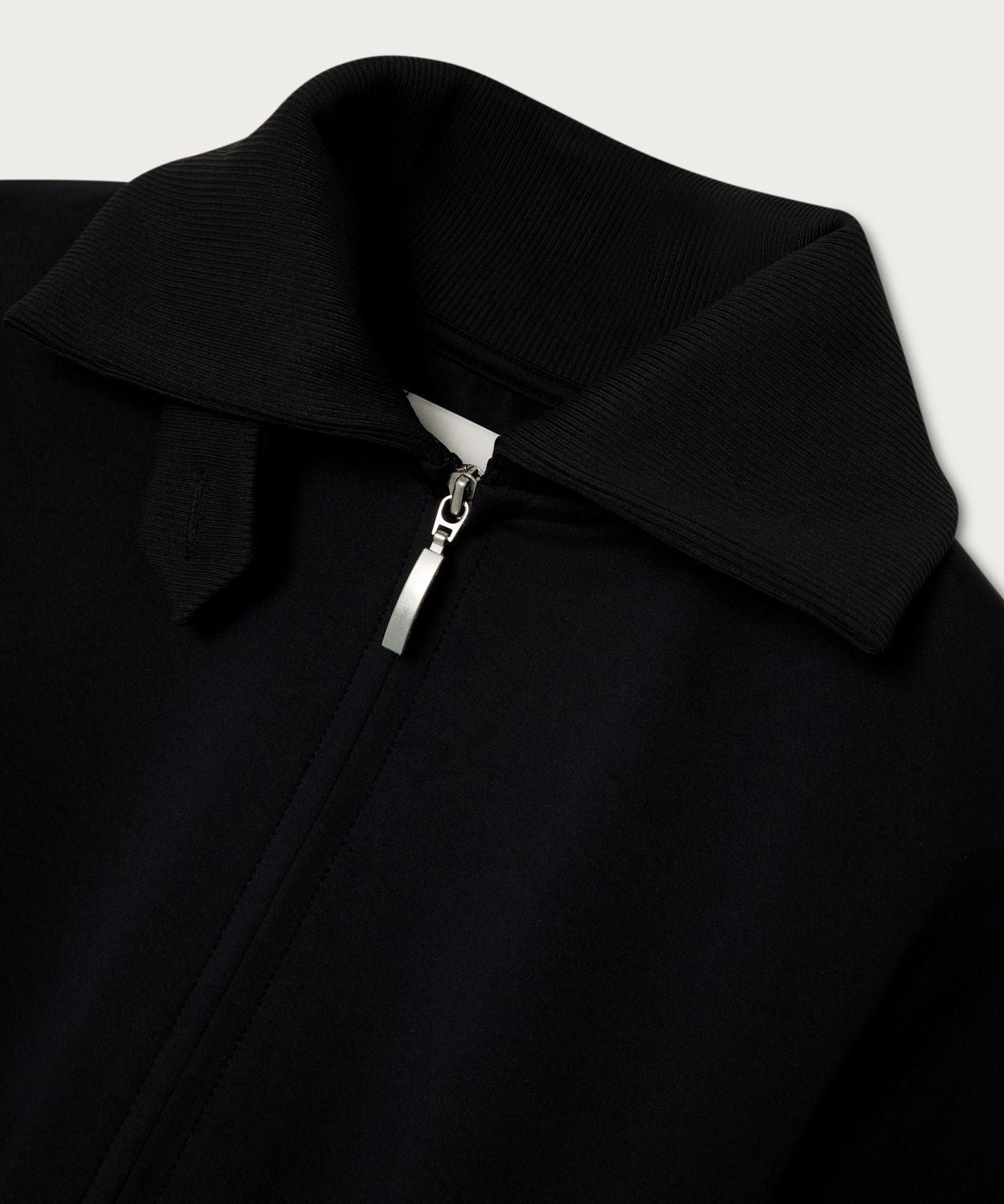 Die verkürzte Jacke mit Reißverschluss