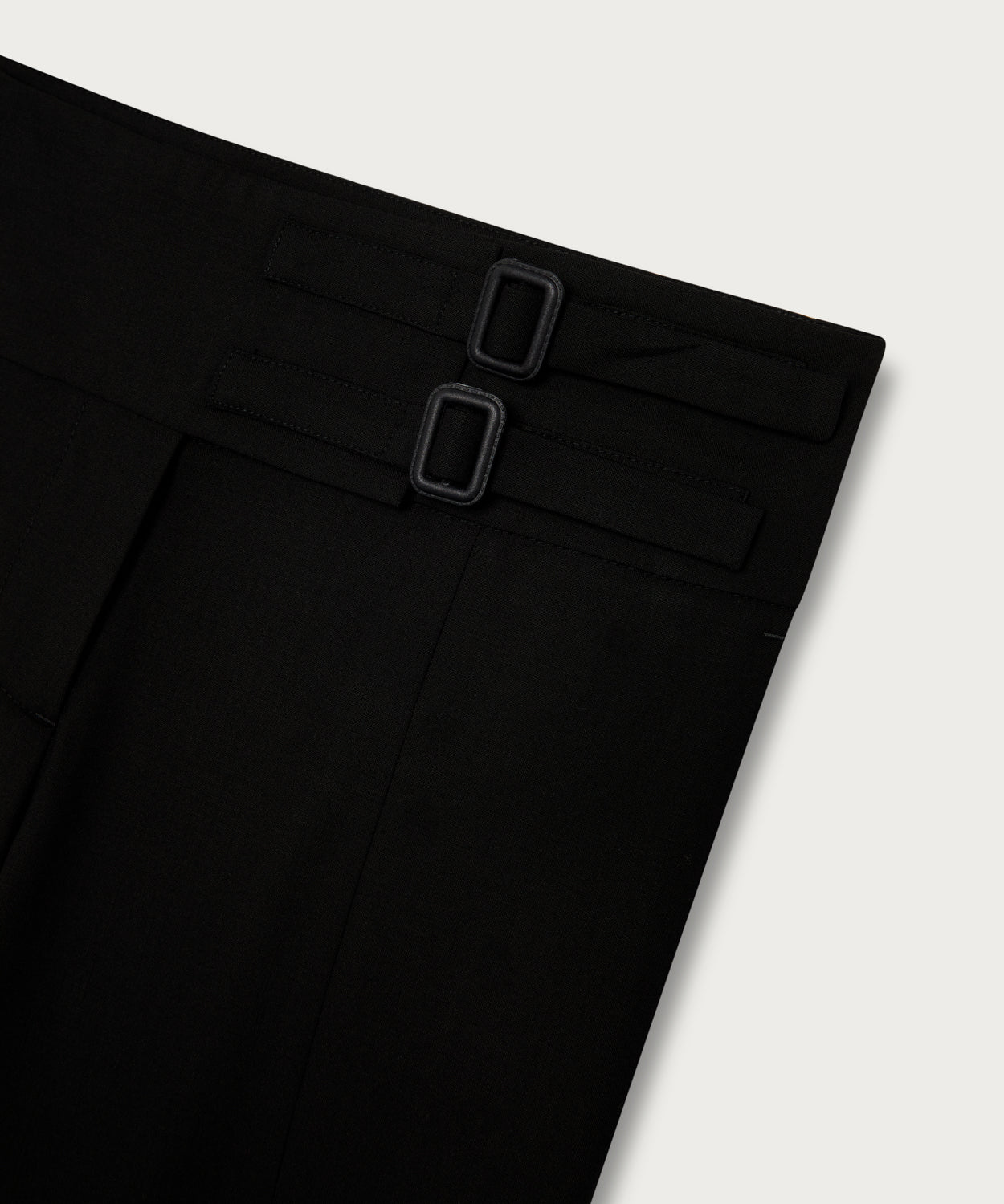Die Low-Rise Hose mit Schnallendetail in Schwarz