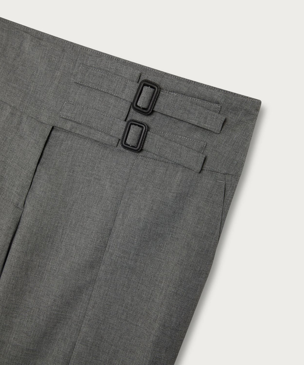 Die Low-Rise Hose mit Schnallendetail Grau