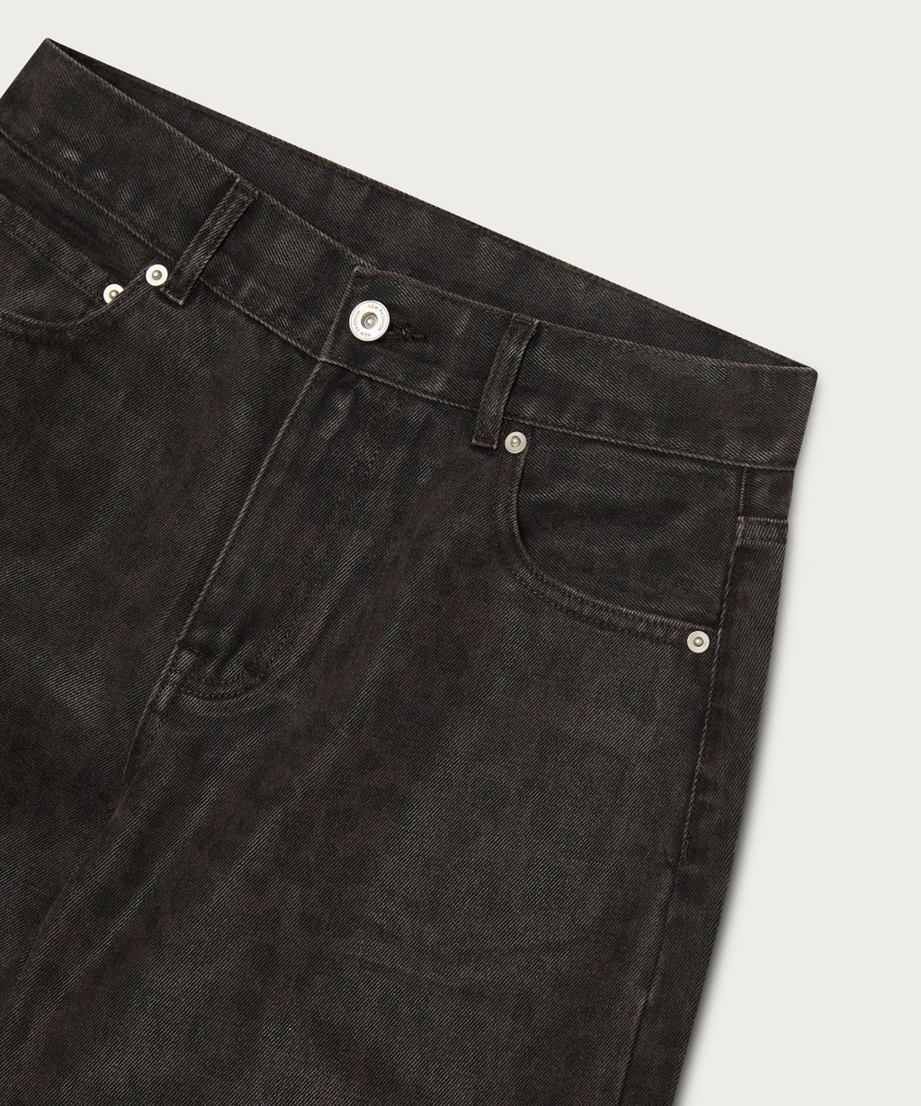 Die Hose mit dunklem Tiermuster