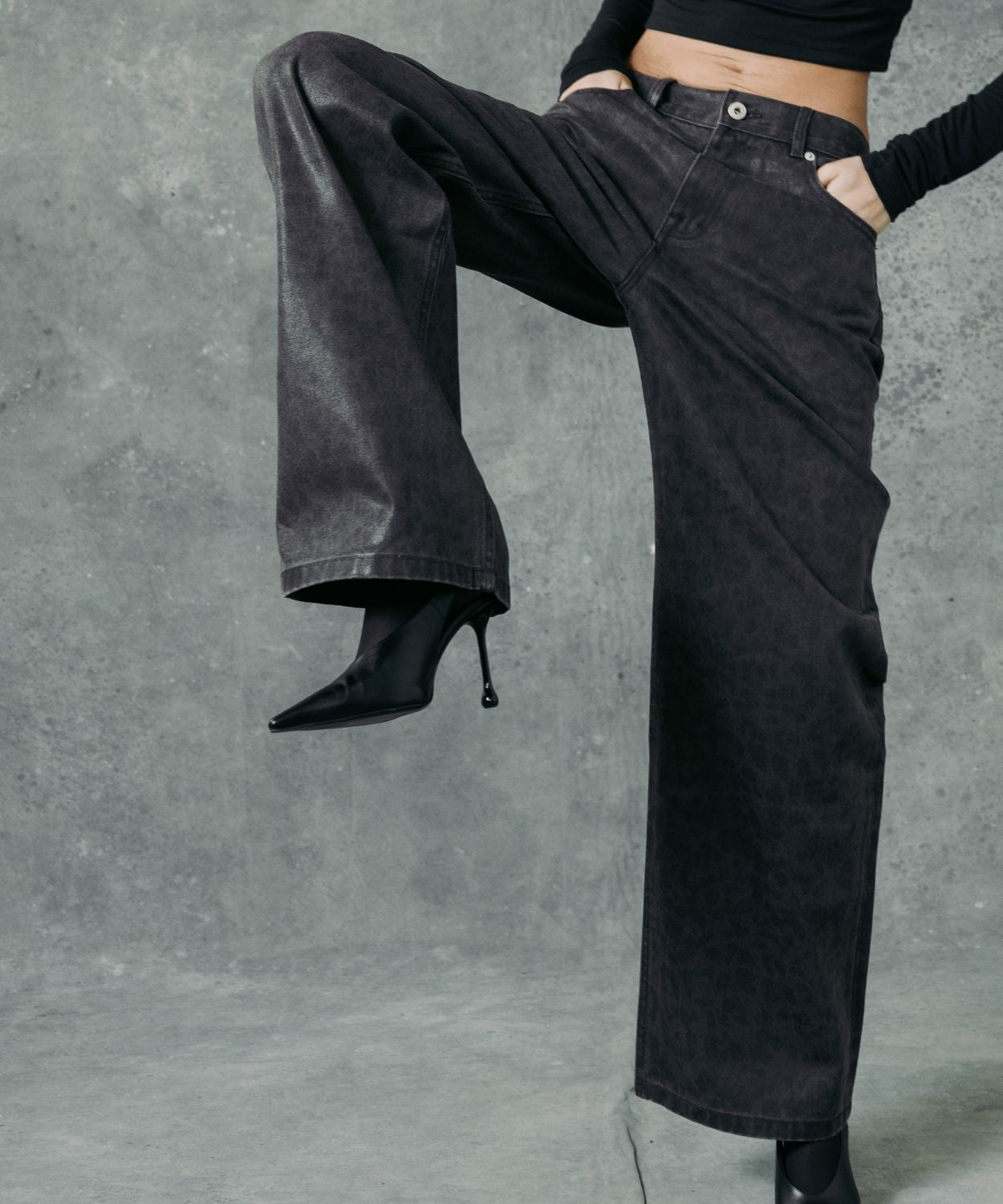 Die Hose mit dunklem Tiermuster