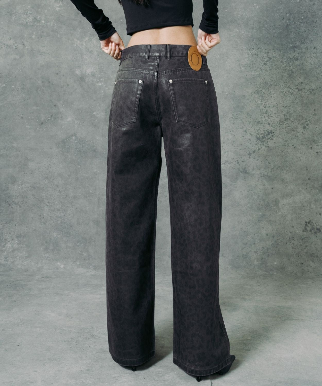 Die Hose mit dunklem Tiermuster