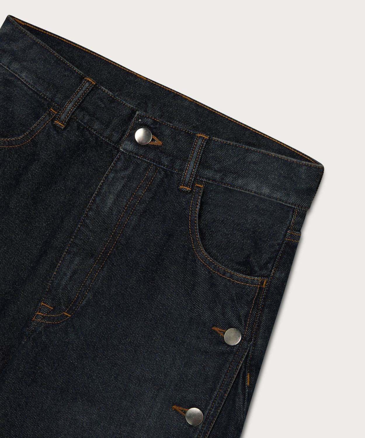 Die gerade geschnittene Button-Fly Jeans